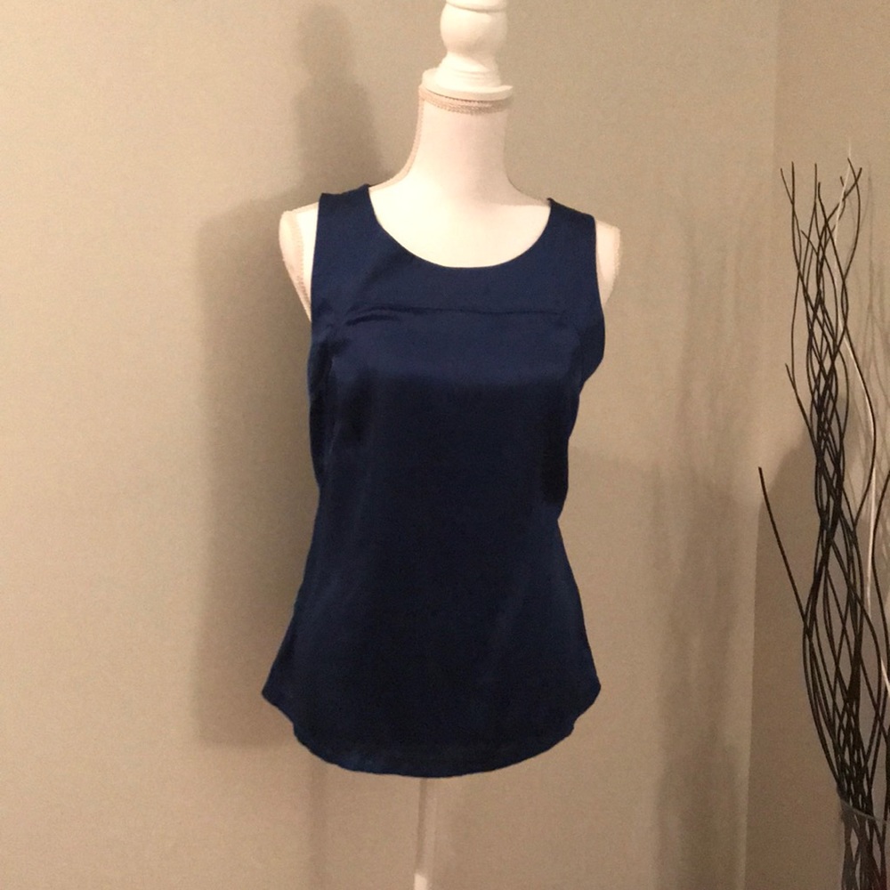 EUC Ann Taylor Navy Shell top. Medium